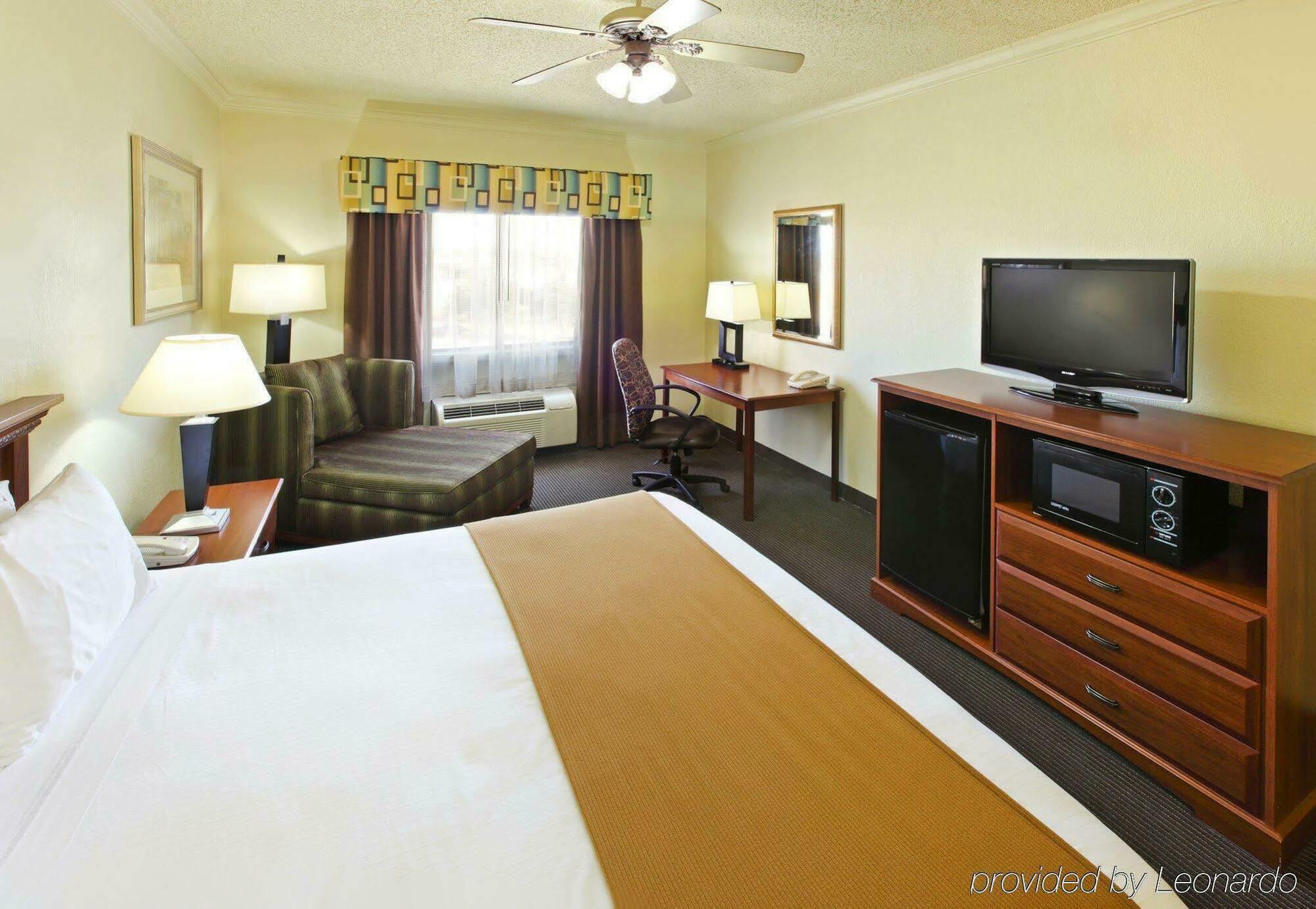 Holiday Inn Express Hotel & Suites Greenville By Ihg Bagian luar foto